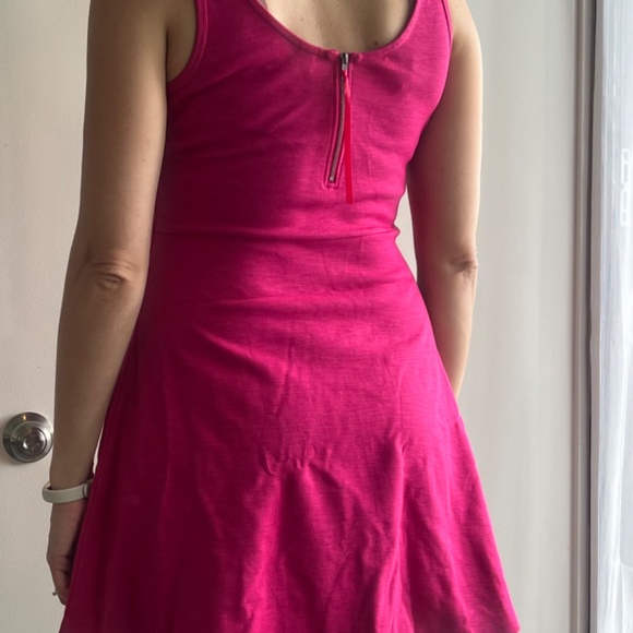 Fuchsia pink Lole dress flattering cut. - Picture 4 of 4